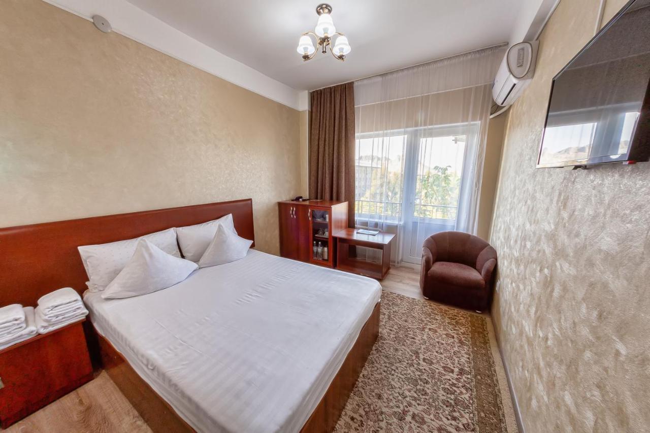 Hotel Osh-Nuru Екстериор снимка